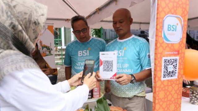 Nasabah menggunakan transaksi digital melalui BSI Mobile.