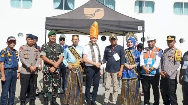 Penjabat (Pj) Wali Kota Parepare, Akbar Ali menerima kunjungan ratusan wisatawan mancanegara di Pelabuhan Nusantara Parepare.