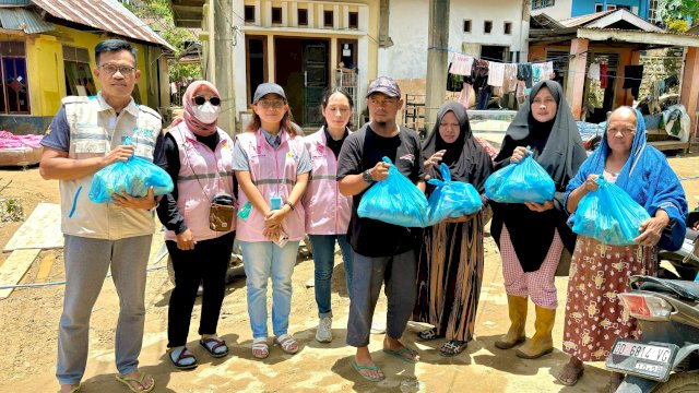 Tanggap dan Cepat, YBM PT PLN UP3 Kendari Salurkan Bantuan ke Korban Banjir