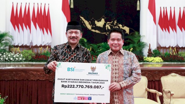 Direktur Utama BSI Hery Gunardi menyerahkan zakat BSI melalui Badan Amil Zakat Nasional (Baznas).