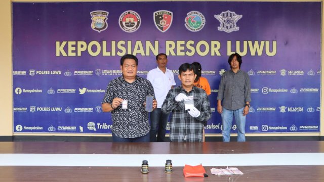 Polres Luwu memperlihatkan barang bukti obat terlarang yang disita dari tangan AN.
