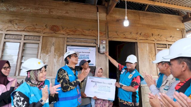 Momen Ramadan, Program Donasi Insan PLN UID Sulselrabar dan Icon Plus Bantu Nyalakan Sambungan Listrik 219 Rumah