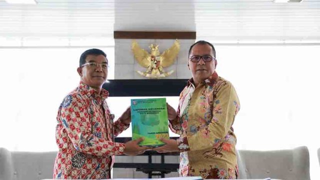 Wali Kota Makassar Moh Ramdhan Pomanto menyerahkan Laporan Keuangan Pemerintah Daerah (LKPD) 2023 Unaudited di Kantor BPK Perwakilan Provinsi Sulsel, Jumat (15/03/2024).