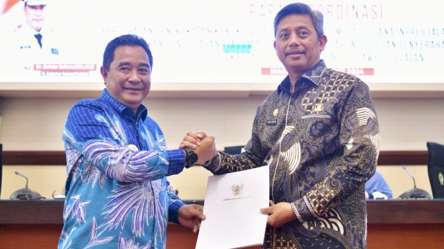 Penjabat Gubernur Sulsel Bahtiar Baharuddin menyerahkan SK Penjabat Sekretaris Daerah Provinsi (Sekprov) Sulsel kepada Andi Muhammad Arsjad. 