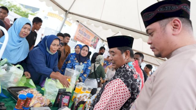 Bupati Gowa, Adnan Purichta Ichsan, bersama Pj Gubernur Sulsel.