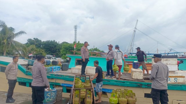Polres Pelabuhan Makassar terus mengimbau masyarakat agar tidak melaut selama cuaca masih ekstrem.
