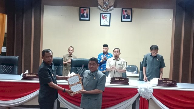 Penjabat Wali Kota Parepare, Akbar Ali menyerahkan LKPJ Wali Kota tahun anggaran 2023 ke DPRD dalam rapat paripurna DPRD Parepare, Senin (18/03/2024).