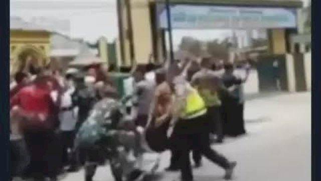 Tangkapan gambar video yang beredar saat Marhan Harahap diadang masuk masjid.