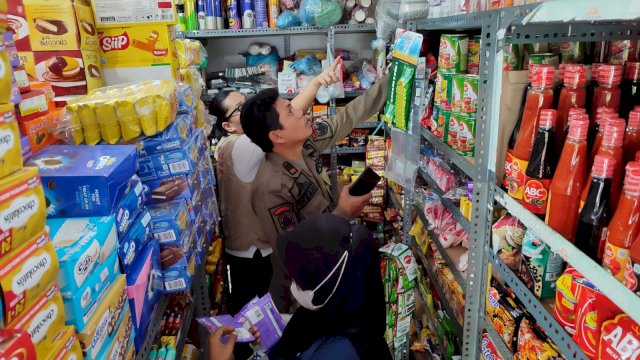 Tim Pengawasan Obat dan Makanan Kabupaten Luwu Timur masih menemukan makanan kemasan kedaluarsa.