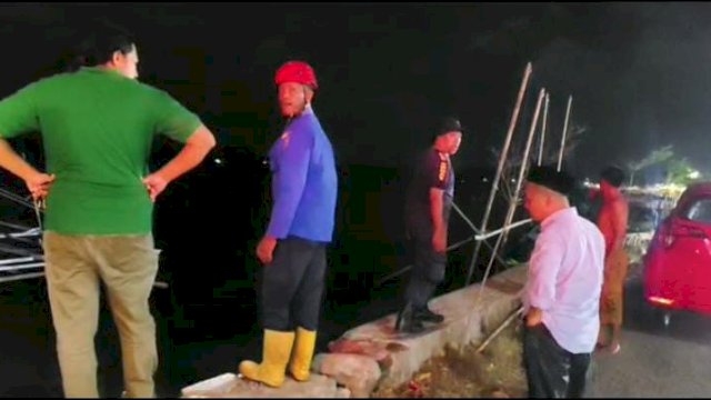 Camat Soreang Kota Parepare, Awaluddin turut memantau pesisir Pantai Cempae.