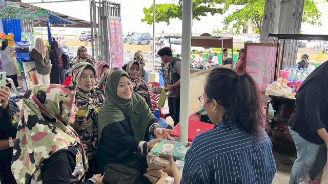 Erna Rasyid Taufan Berbagi Al-Qur'an dan Takjil Gratis