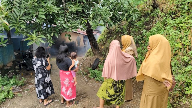 ANTISIPASI DBD. Pemkot Parepare melakukan fogging untuk mengantisipasi penyebaran DBD.