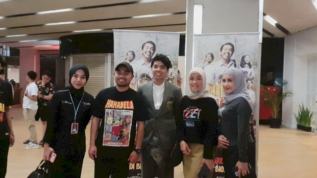 Pelawak tunggal, Arif Brata, sebagai pemeran utama film 'Keluar Main 1994'. 
