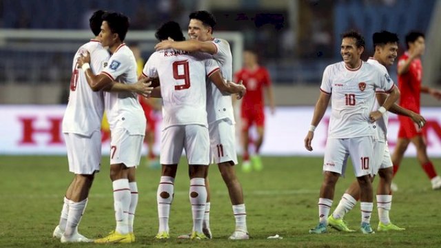Skuad Garuda merayakan kemenangan atas tuan rumah Vietnam.
