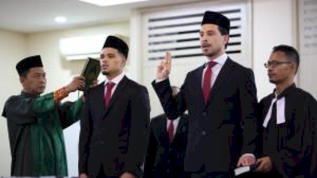 Thom Hayedan&nbsp;Ragnar Oratmangoen&nbsp;saat mengambil sumpah menjadi warga negara Indonesia.