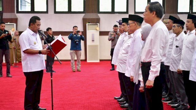 KERUKUNAN.Penjabat Gubernur Sulsel, Bahtiar Baharuddin melantik Keanggotaan Forum Kerukunan Umat Beragama (FKUB) Provinsi Sulsel 2024-2029, di Ruang Pola Kantor Gubernur, Selasa (26/03/2024).