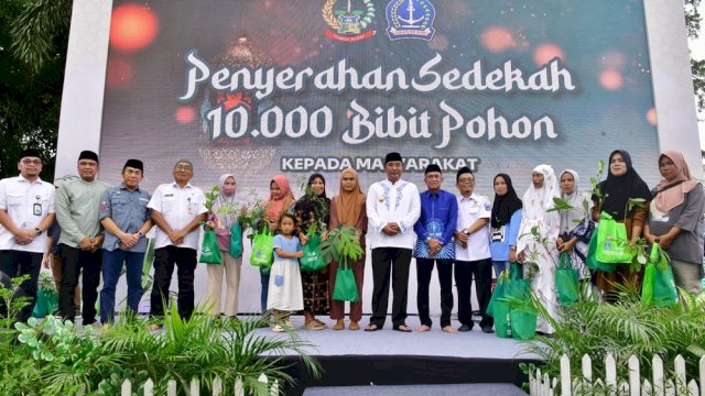 SEDEKAH. Penjabat Gubernur Sulsel, Bahtiar Baharuddin dalam Gerakan Sedekah Pohon.