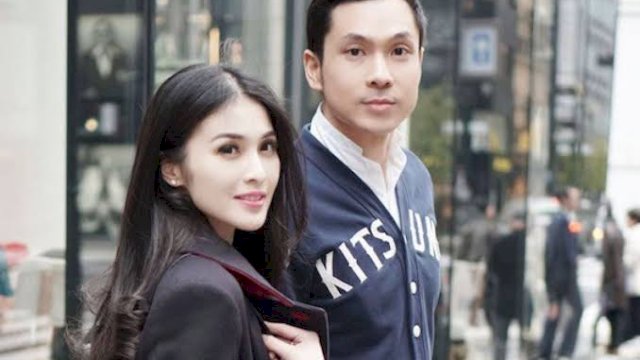 Sandra Dewi bersama suami Harvey Moeis