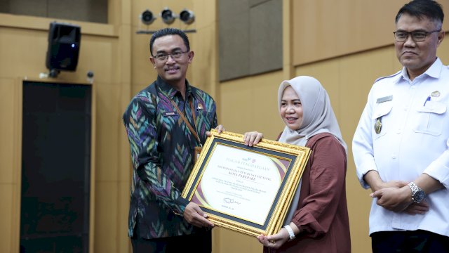 PENGHARGAAN.Pemerintah Kota Parepare mendapatkan dua penghargaan atas capaiannya dalam pelaksanaan program pelayanan Keluarga Berencana (KB).