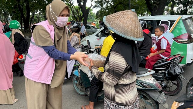 PT PLN (Persero) menggelar kegiatan sosial dan berbagi takjil yang dirangkaikan dengan sosialisasi promo Tambah Daya Listrik di Bulan Berkah pada hari Selasa (26/03/2024).