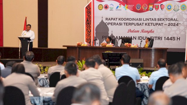 Bahtiar menyampaikan sejumlah arahan pada Rapat Koordinasi yang turut dihadiri Pangdam XIV Hasanuddin Mayjen TNI Bobby Rinal Makmun dan Kapolda Sulsel Irjen Pol Andi Rian Ryacudu Djajadi tersebut, di Hotel Dalton Makassar, Kamis (28/03/2024).