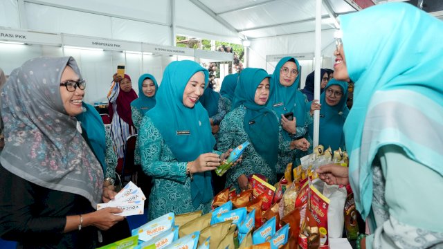 Penjabat Ketua TP PKK Sulsel, Sofha Marwah Bahtiar, mengunjungi salah satu tenant Ramadan Festive 2024 di Halaman Kantor PKK Sulsel.