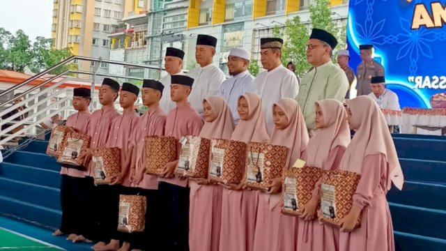 Kepala Kepolisian Daerah (Kapolda) Sulsel, Irjen Polisi Andi Rian R Djajadi bersama ribuan anak panti asuhan di Kota Makassar.