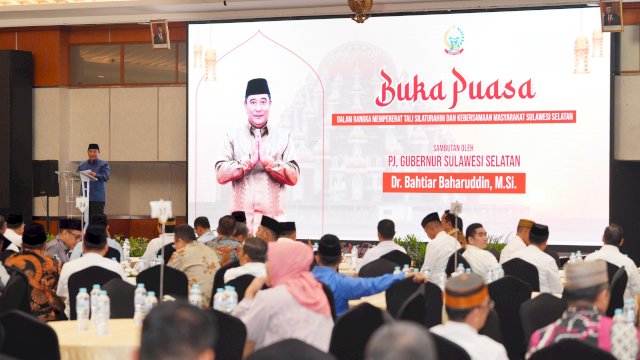 Penjabat Gubernur Sulawesi Selatan Bahtiar Baharuddin buka puasa bersama dengan masyarakat asal Sulawesi Selatan di Hotel Grand Sahid Jaya di Jakarta.