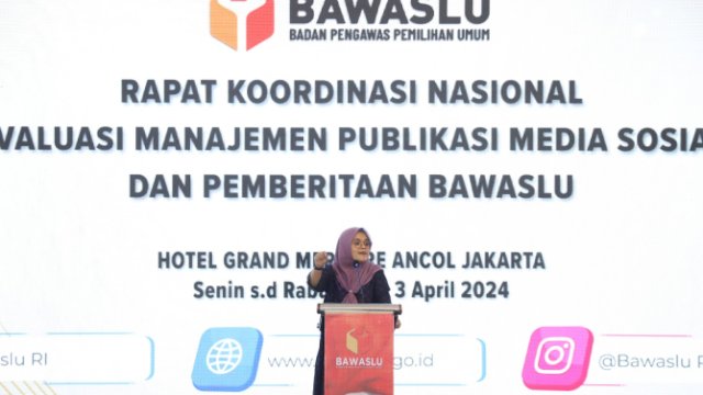 Anggota Bawaslu Lolly Suhenty dalam kegiatan Rapat Koordinasi Nasional Evaluasi Manajemen Publikasi Media Sosial dan Pemberitaan Bawaslu pada Pemilu 2024, pada Senin (1/4/2024).