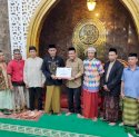 Sekwan DPRD Makassar Serahkan Bantuan Rp50 Juta ke Masjid Jannatul Firdaus 
