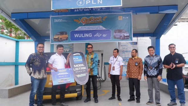 Berkah Gelegar PLN Mobile, Erick Terima Hadiah Mobil Listrik