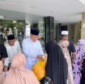 Taufan Pawe Bersama Pengurus Masjid Terapung Bj Habibie Berbagi Sembako ke Kaum Dhuafa