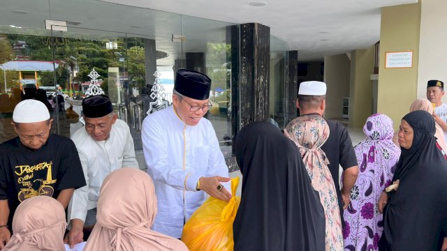 Taufan Pawe Bersama Pengurus Masjid Terapung Bj Habibie Berbagi Sembako ke Kaum Dhuafa