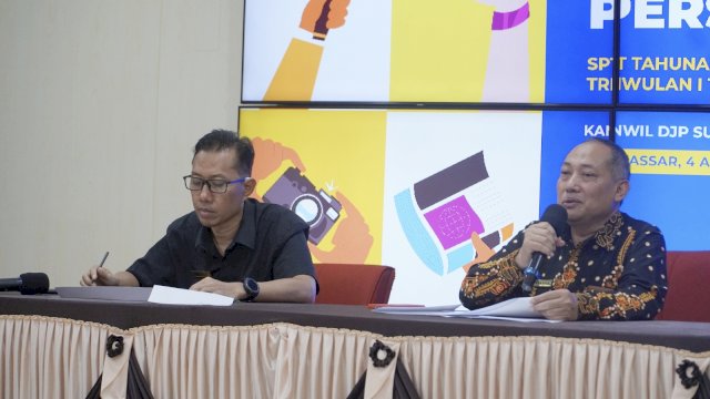 Kepala Kanwil DJP Sulselbartra, Sunarko,saat menggelar konferensi pers dengan tema Penerimaan SPT Tahunan dan Pajak Triwulan I Tahun 2023, di Aula Lantai 5 Gedung Kanwil DJP Sulselbartra, Kamis (4/4/2024).