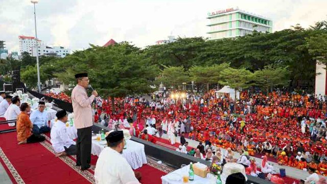 Wali Kota Makassar Moh Ramdhan Pomanto mengajak satgas kebersihan yang tersebar di kecamatan buka puasa bersama.
