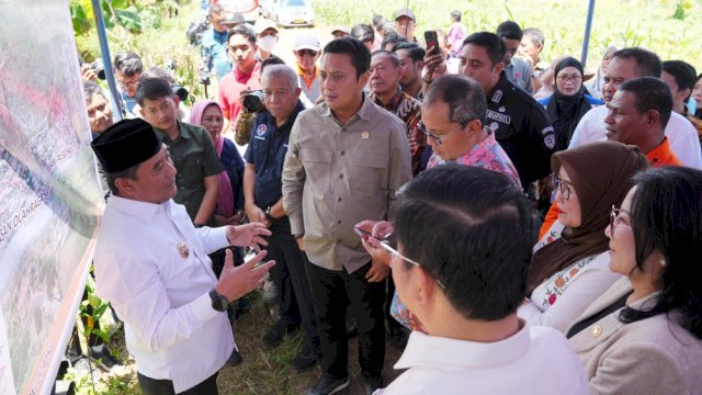 Penjabat Gubernur Sulsel Bahtiar Baharuddin bersama Komisi V DPR RI, meninjau lokasi rencana pembangunan stadion sepak bola, di Sudiang, Kecamatan Biringkanaya, Kota Makassar.