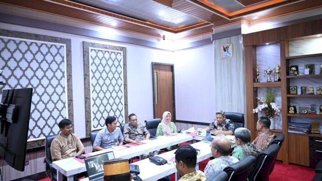 Penjabat Sekretaris Daerah Provinsi Sulawesi Selatan Andi Muhammad Arsjad menggelar rapat koordinasi dengan Panitia Pelaksana Pertemuan Saudagar Bugis Makassar (PSBM) XXIV, di ruang kerja Sekda, di Kantor Gubernur Sulsel, Jumat (05/04/2024).
