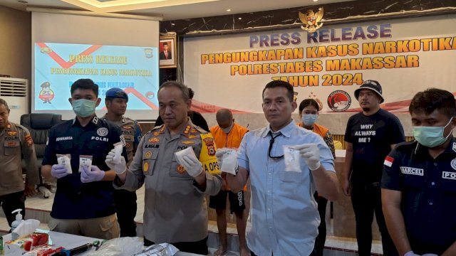 Satuan Narkoba Polrestabes Makassar, mengungkap peredaran sabu jenis baru yang masuk di Kota Makassar. 
