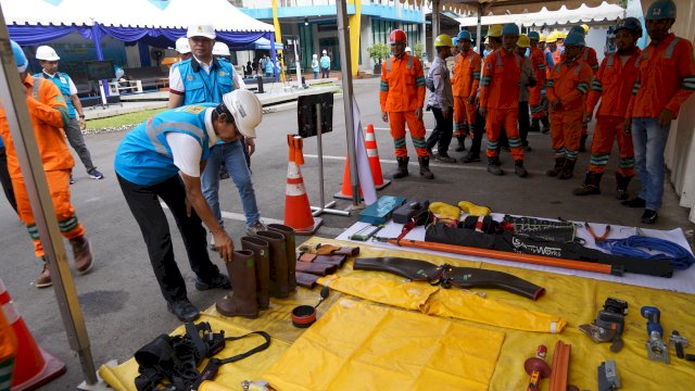 PASTIKAN AMAN. Menjelang hari raya Idul Fitri 1445 H, seluruh unit PLN dalam naungan PLN Unit Induk Distribusi Sulawesi Selatan, Sulawesi Tenggara, dan Sulawesi Barat (UID Sulselrabar) menggelar apel pasukan.