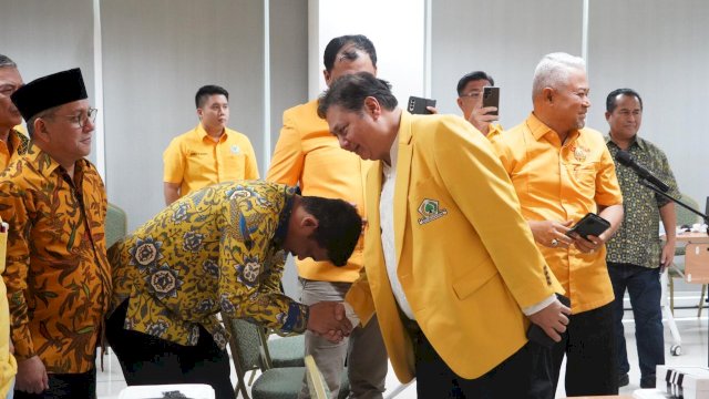 Bobby Nasution menunduk menyalami Ketua Umum Partai Golkar Airlangga Hartarto.