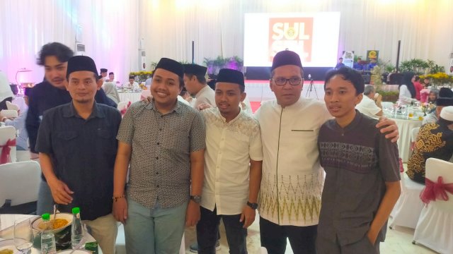 Jajaran pengurus IKA Unhas Sulsel saat buka puasa di kediaman Wali Kota Makassar Moh Ramdhan Pomanto. Ist
