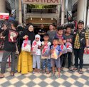 Berbagi Kebahagian, Erna Rasyid Taufan Ajak Anak Yatim-Dhuafa Belanja Baju Lebaran