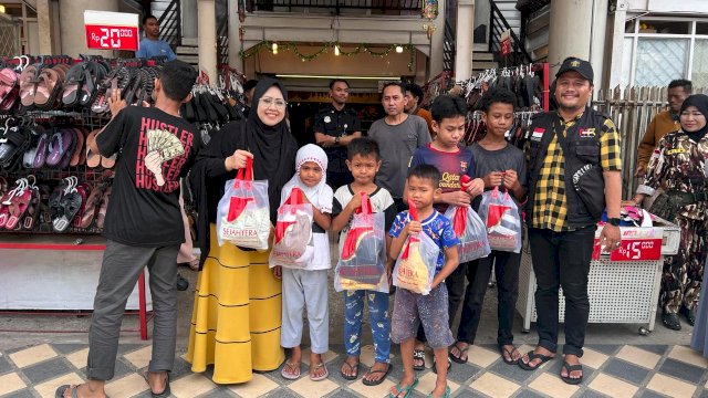 Berbagi Kebahagian, Erna Rasyid Taufan Ajak Anak Yatim-Dhuafa Belanja Baju Lebaran