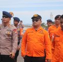 Tim SAR Brimob dan Basarnas Bone Pantau Arus Mudik di Pelabuhan Bajoe
