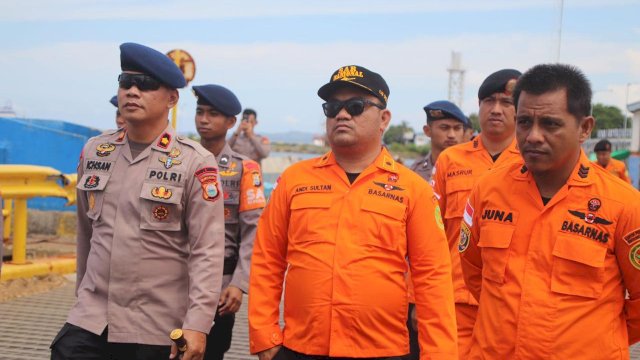 PEMANTAUAN.Jelang Idulfitri 1445 H, Tim SAR Batalyon C Pelopor Satbrimob Polda Sulsel bersama Basarnas Kabupaten Bone, menggelar patroli dengan menyasar Pelabuhan Bajoe, Senin (8/4/2024).