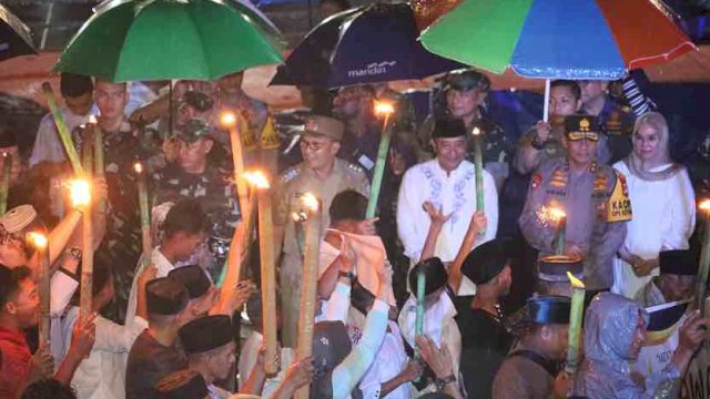 Pj Gubernur Bahtiar Baharuddin mengapresiasi penggelaran Festival Takbir dan Obor keliling 1 Syawal 1445 Hijriah Pemerintah Kota Makassar yang diprakarsai oleh Wali Kota Makassar Moh Ramdhan Pomanto.