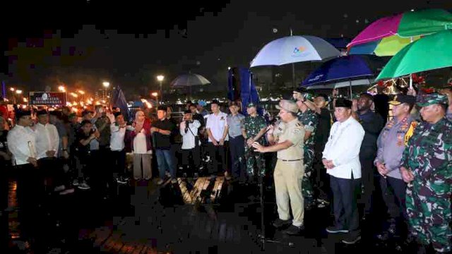 Wali Kota Makassar Mohammad Ramdhan Pomanto melepas pawai obor menyambut Idulfitri 2024.