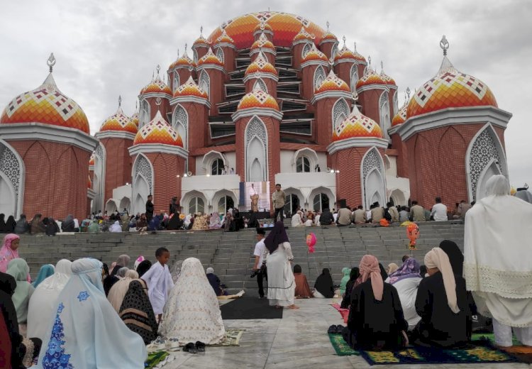 PJ Gubernur Sulsel Bahtiar Ajak Keluarga Lebaran di Masjid 99 Kubah