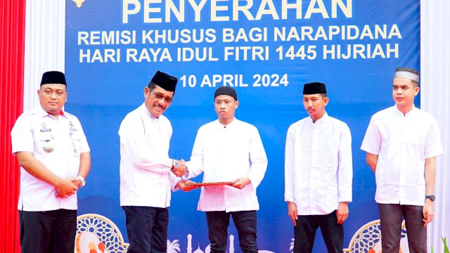 Kakanwil Kemenkumham Sulsel Liberti Sitinjak menyerahkan remisi kepada warga binaan. Ist