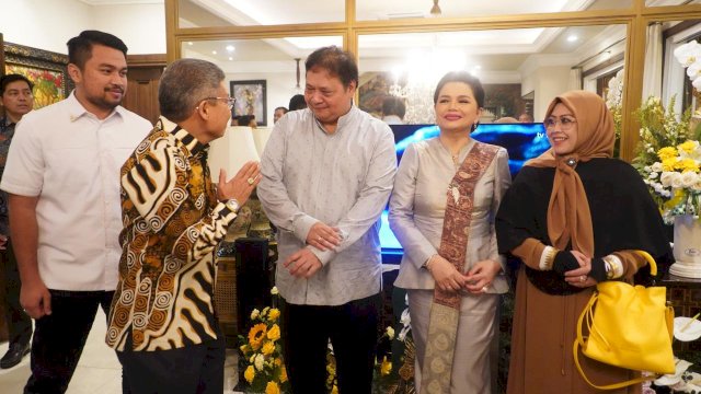 Ketua Golkar Sulsel Taufan Pawe bersama keluarga saat menghadiri Open House Ketua Umum Partai Golkar Airlangga Hartarto, di kawasan Widya Chandra, Jakarta Selatan, Kamis, 11 April 2024 malam. 